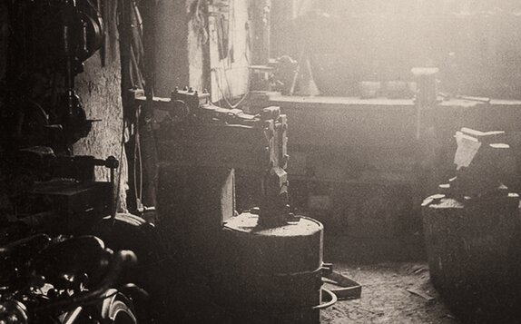 Una foto del vecchio laboratorio di Franz Zingerle nel 1948