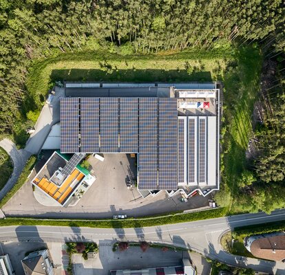 Photovoltaikanlage auf dem alten Dach des Firmengebäudes von MASTERTENT