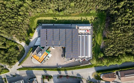 Photovoltaikanlage auf dem alten Dach des Firmengebäudes von MASTERTENT