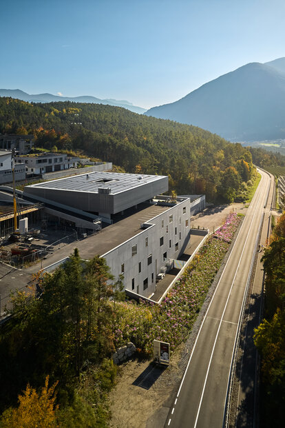Photovoltaikanlage auf dem alten Dach des Firmengebäudes von MASTERTENT