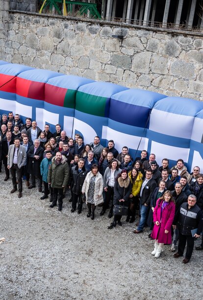 70 sales people from Europe are standing in front of a huge inflatable advertising media by MASTERTENT. 