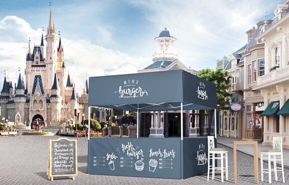 Gazebo pieghevole blu con tetto piano davanti ad una parrocchia.