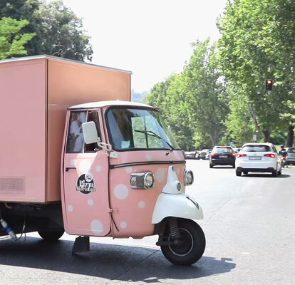 Ape di Pizza e Mortazza L'ape di Pizza e Mortazza sulla strada. L'ape è personalizzata.