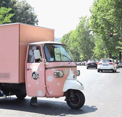 L'ape di Pizza e Mortazza sulla strada. L'ape è personalizzata.