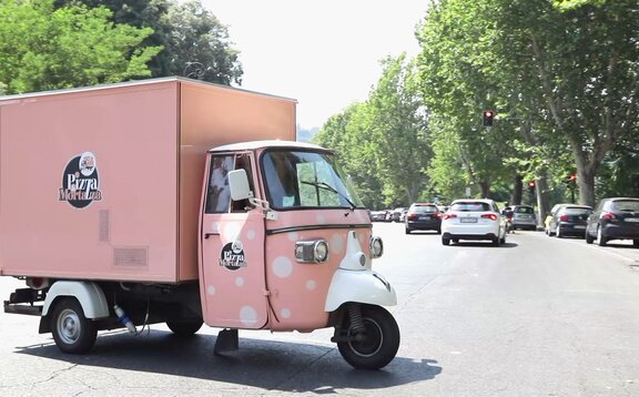 Ape di Pizza e Mortazza L'ape di Pizza e Mortazza sulla strada. L'ape è personalizzata.
