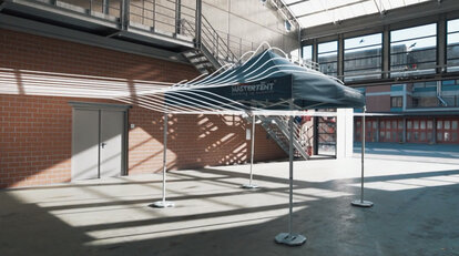 Il gazebo pieghevole con un tetto blu si trova nel canale al vento. Il vento è stato evidenziato con righe in bianco.