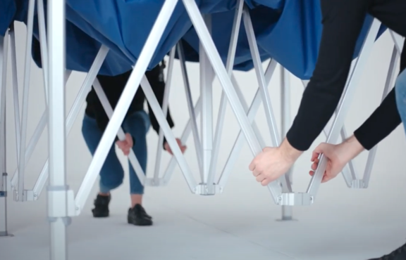 Montaje de una glorieta plegable azul.