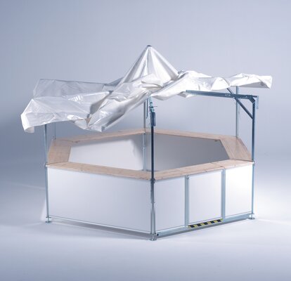 Il tetto sta per essere montato sulla struttura del chiosco esagonale.