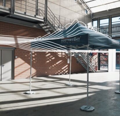 The gazebo in the wind tunnel. The wind is marked with white lines. 