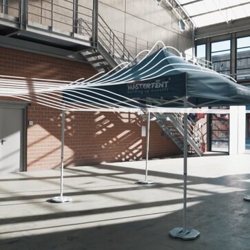 The gazebo in the wind tunnel. The wind is marked with white lines. 