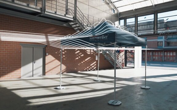 The gazebo in the wind tunnel. The wind is marked with white lines. 