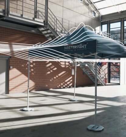 La carpa plegable en el túnel del viento. El viento está marcado con líneas blancas.