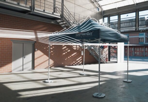 The gazebo in the wind tunnel. The wind is marked with white lines. 