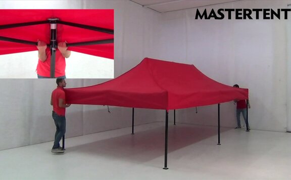 Video montaggio del gazebo pieghevole 6x3 m Due uomini con i t-shirt rossi montano un gazebo pieghevole 6x3 m.
