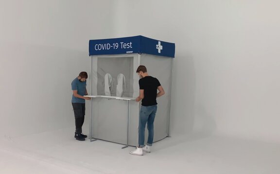 Montaggio Cabina-Test-Corona I 2 uomini montano il bancone della cabina.