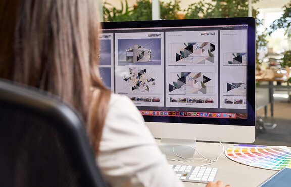 Video del processo di stampa e personalizzazione su gazebo di immagini, loghi e scritte, impaginazione e design del reparto grafico interno. 