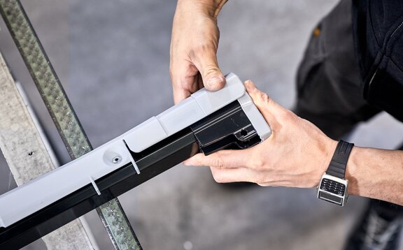 Die Aluminiumstruktur wird zusammen gesetzt.