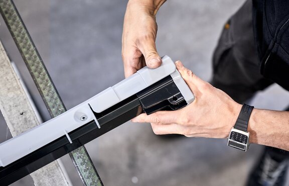 La struttura in alluminio è assemblata.