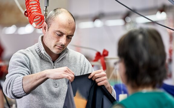 The folding tent is subjected to a final check at the end. The man checks everything for correctness.