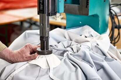 Il tetto del gazebo pieghevole si trova in produzione.