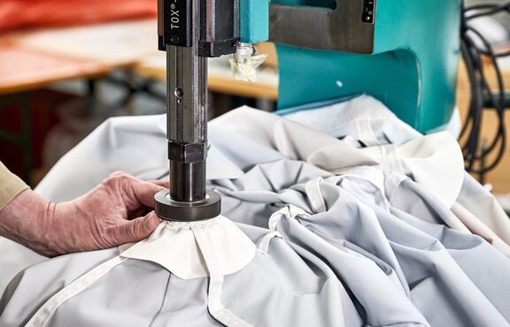 Il tetto del gazebo pieghevole si trova in produzione.