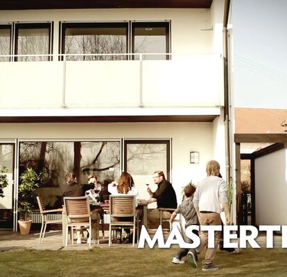 Garten- und Grillparty Freunde bei einer Grillparty im Garten. Der Mann steht am Grill. Die Gäste sitzen am Tisch. 2 Kinder laufen und spielen im Garten.