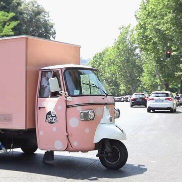 The pink tricycle of Pizza and Mortazza on the road. The tricycle is fully personalised.