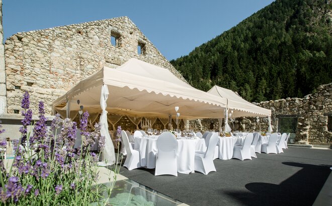 Große ecrufarbene elegante Faltpavillons für Partys und Hochzeiten mit gewellter Blende