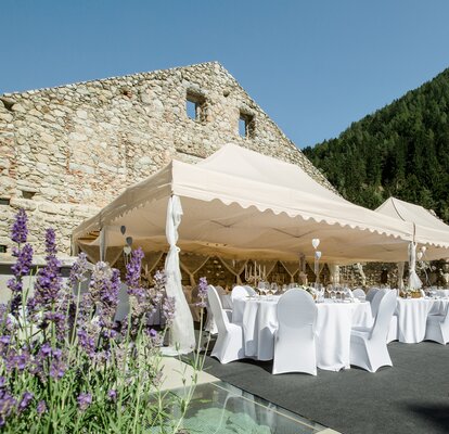 Große ecrufarbene elegante Faltpavillons für Partys und Hochzeiten mit gewellter Blende