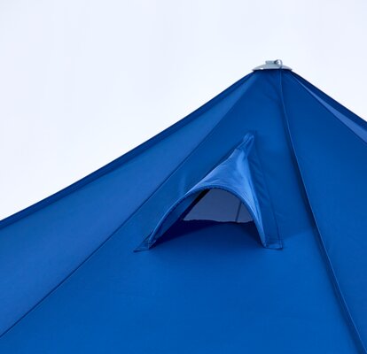 Das blaue Faltpavillon-Dach hat spezielle Dachgauben, damit der Rauch entweichen kann.