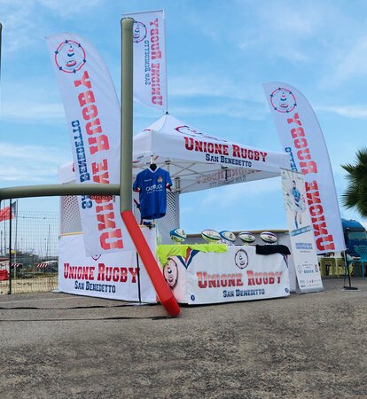 Bedrucktes Promotionzelt für die Unione Rugby San Benedetto auf einem geteerten Platz.