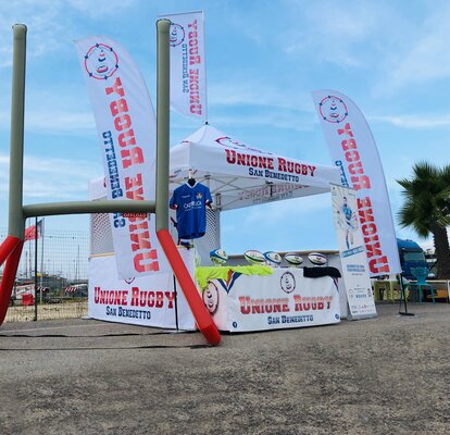 Bedrucktes Promotionzelt für die Unione Rugby San Benedetto auf einem geteerten Platz.