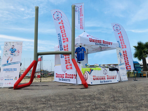 Gazebo pieghevole promozionale per la unione rugby san benedetto su una piazza.