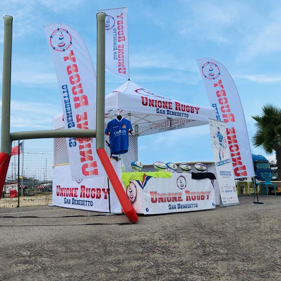 Gazebo pieghevole promozionale per la unione rugby san benedetto su una piazza.