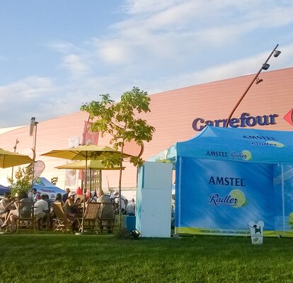 Gazebo pieghevole personalizzato ad un evento. Il gazebo pieghevole è completamente personalizzato e ha pareti laterali chiuse.