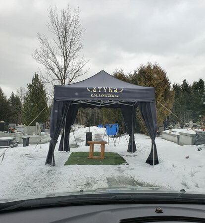 Un gazebo pieghevole nero per i funerali.