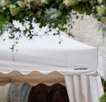 Hochzeitszelt von Mastertent Detailfoto von Mastertents Faltpavillon für eine Hochzeit.