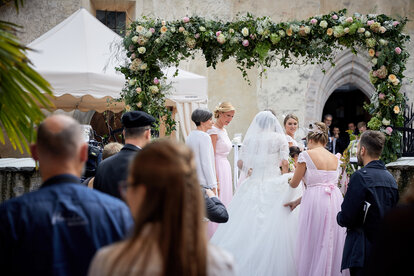 Elegante carpa plegable de Mastertent para una boda. Se ve a la novia llegando a la iglesia por detrás.