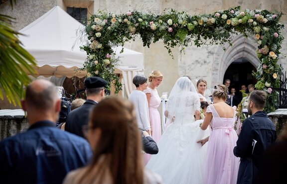 Gazebo pieghevole professionale elegante MASTERTENT per un matrimonio. La sposa si avvicina alla chiesa decorata con fiori e rose. 
