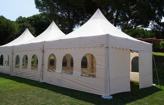 The pagoda tents are lined up next to each other and thus form the ideal outdoor wedding tent.