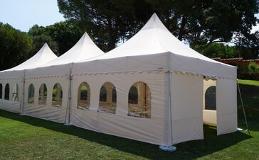 The pagoda tents are lined up next to each other and thus form the ideal outdoor wedding tent.