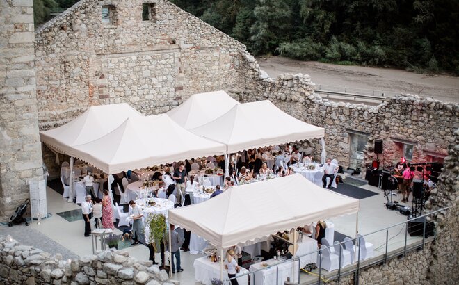 Verschiedene Faltpavillons in eleganter Ausführung bei einer Hochzeit. Damit werden die Gäste überdacht, die darunter sitzen.
