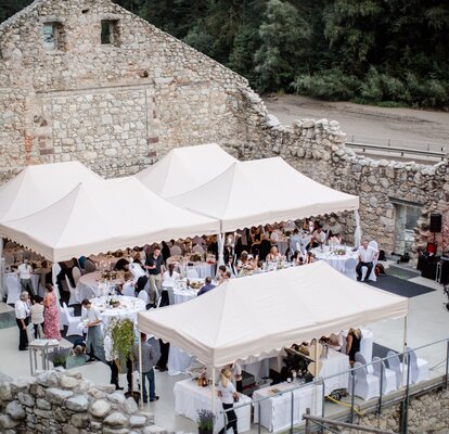 Faltpavillons für Hochzeiten Verschiedene Faltpavillons in eleganter Ausführung bei einer Hochzeit. Damit werden die Gäste überdacht, die darunter sitzen.