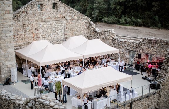 Verschiedene Faltpavillons in eleganter Ausführung bei einer Hochzeit. Damit werden die Gäste überdacht, die darunter sitzen.