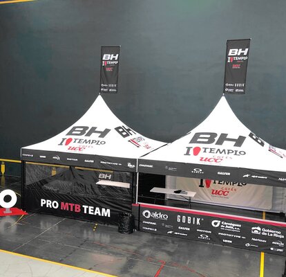 Exhibition and promotion tents The exhibition and promotion tents from BH are located at an indoor exhibition.