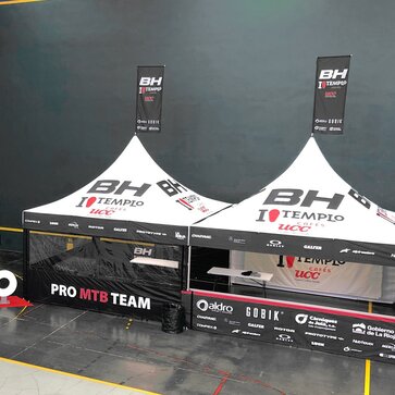 The exhibition and promotion tents from BH are located at an indoor exhibition. 