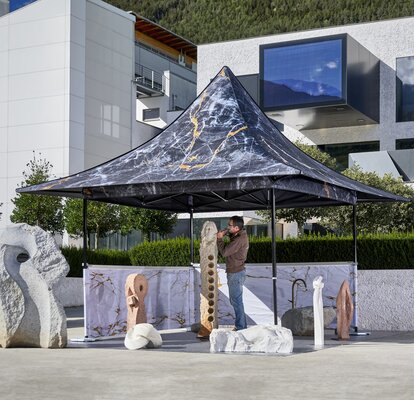 Faltpavillon 3x3 m mit individuellem Sublimationsdruck mit Vordach und halbhohen Seitenwänden mit Theke für Ausstellungen