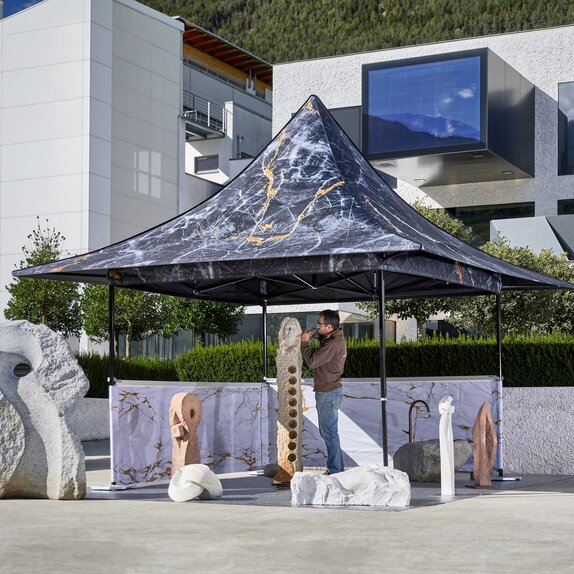 Faltpavillon 3x3 m mit individuellem Sublimationsdruck mit Vordach und halbhohen Seitenwänden mit Theke für Ausstellungen