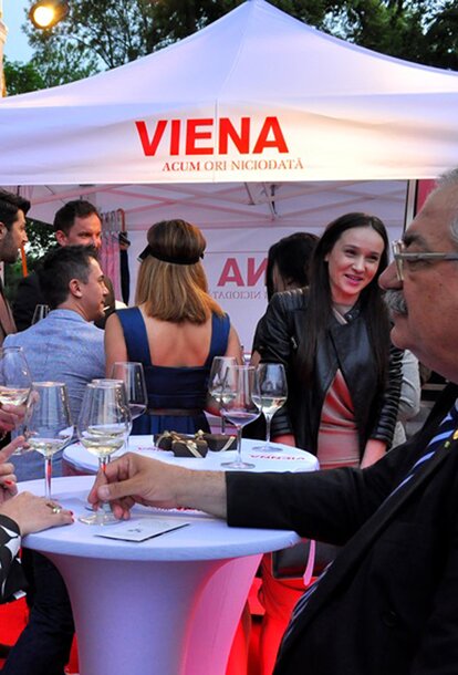 Gazebo 3x3 m bianco personalizzato con stampa logo rosso "Viena".  Gazebo per distribuzione vino Prosecco ad evento. 