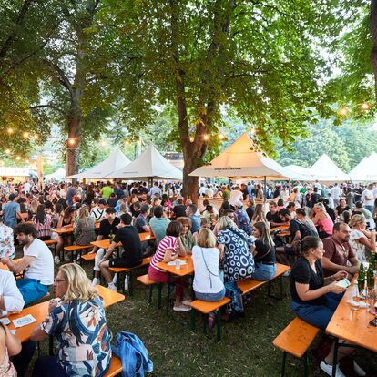 Barnums pliants au Street Food Festival de Bressanone. Les visiteurs se promènent entre les stands et dégustent des plats et des boissons.
